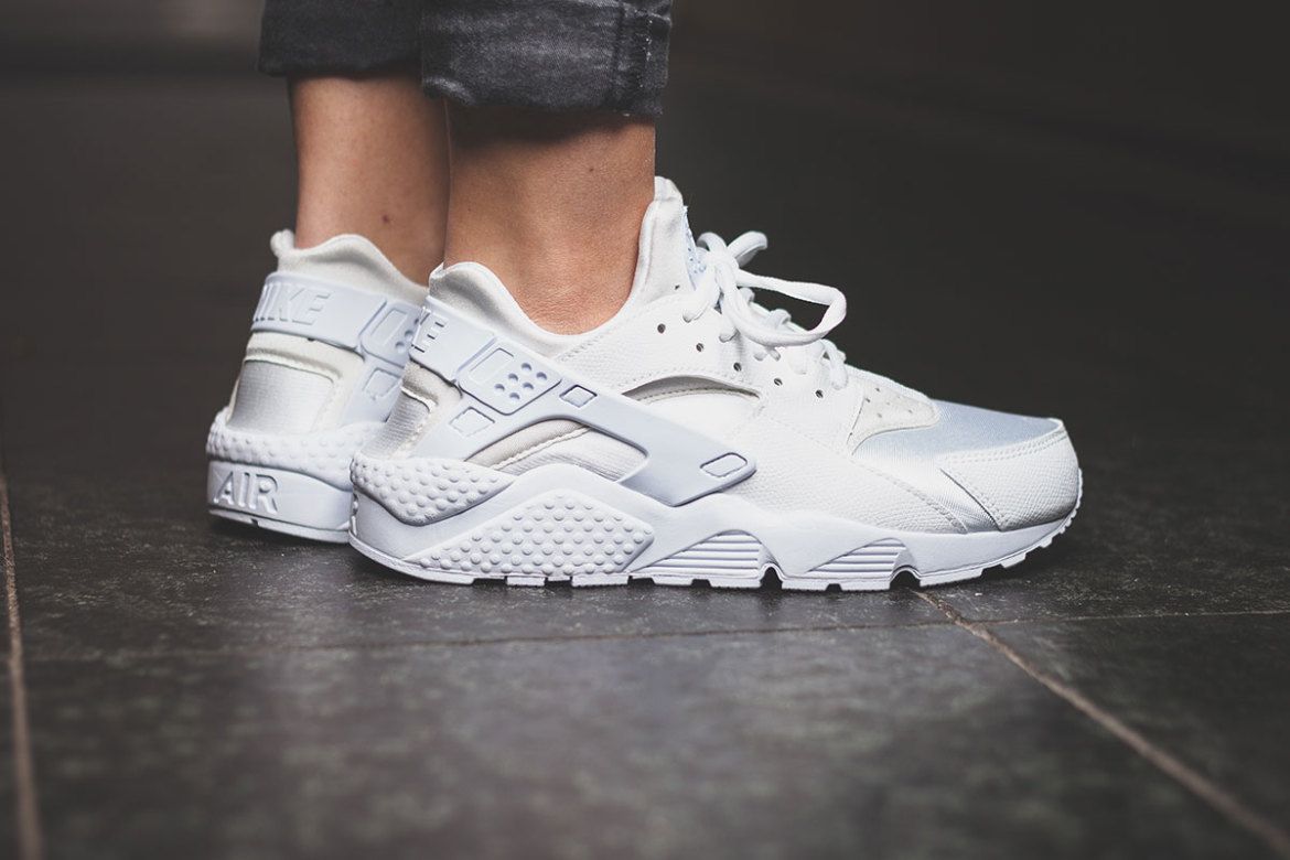 nike air huarache all white