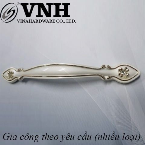 Tay nắm cửa tủ hoa văn Vinahardware dài 128mm màu trắng -HD07330D128P