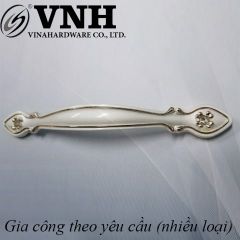 Tay nắm cửa tủ hoa văn Vinahardware dài 128mm màu trắng -HD07330D128P