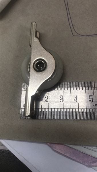 Bánh xe cửa lùa màu Vinahardware phi 30 VNH CT98412-CT98412