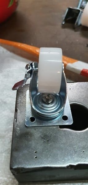 Bánh xe PP, loại đế vuông, có khóa, màu trắng Vinahardware - CT2740CK