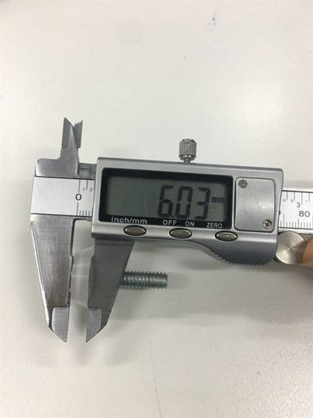 Chỉnh chân bàn 3 vạch màu nâu Vinahardware loại 1/4*25mm, đế nhựa 6x21mm