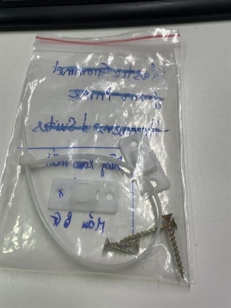 Bộ bas chống lật - Pát nhựa chống lật, chống ngã tủ Vinahardware - VNH0001