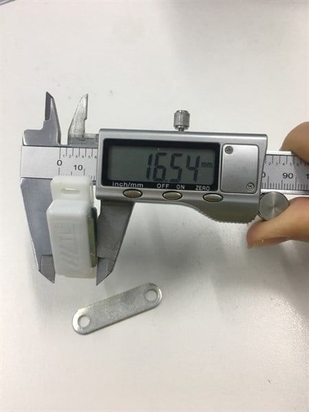 Nam châm cửa lớn trắng Vinahardware M394N15-M394N15