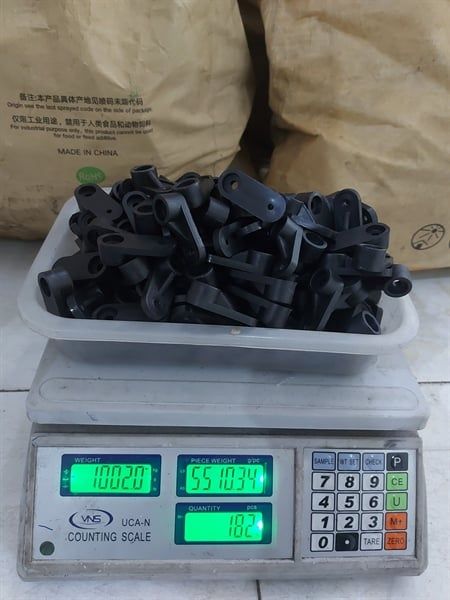 Pat ( Bas) nhựa ovan Vinahardware kích thước 20x52mm lỗ vis 4 , lỗ 6 màu đen BP2052-BP2052