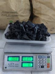 Pat ( Bas) nhựa ovan Vinahardware kích thước 20x52mm lỗ vis 4 , lỗ 6 màu đen BP2052-BP2052