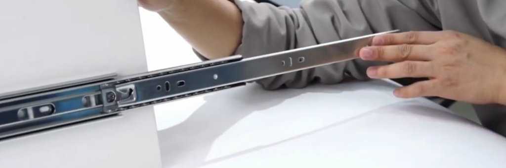 Ray trượt màu trắng Vinahardware, có khóa chống nghiêng VNH