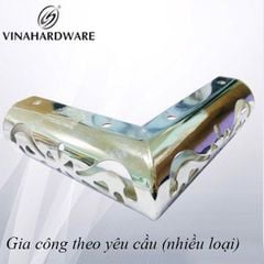 Chân inox hoa văn bằng sắt vuông Vinahardware cao 15mm vuông cạnh 50mm VNH1550