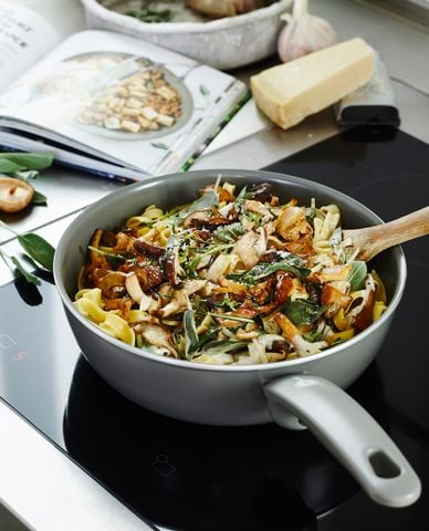  GREENPAN - Chảo chống dính lòng sâu Cambridge Bronze 24cm 