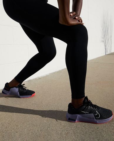  NIKE - Giày tập luyện nữ phối màu độc đáo 