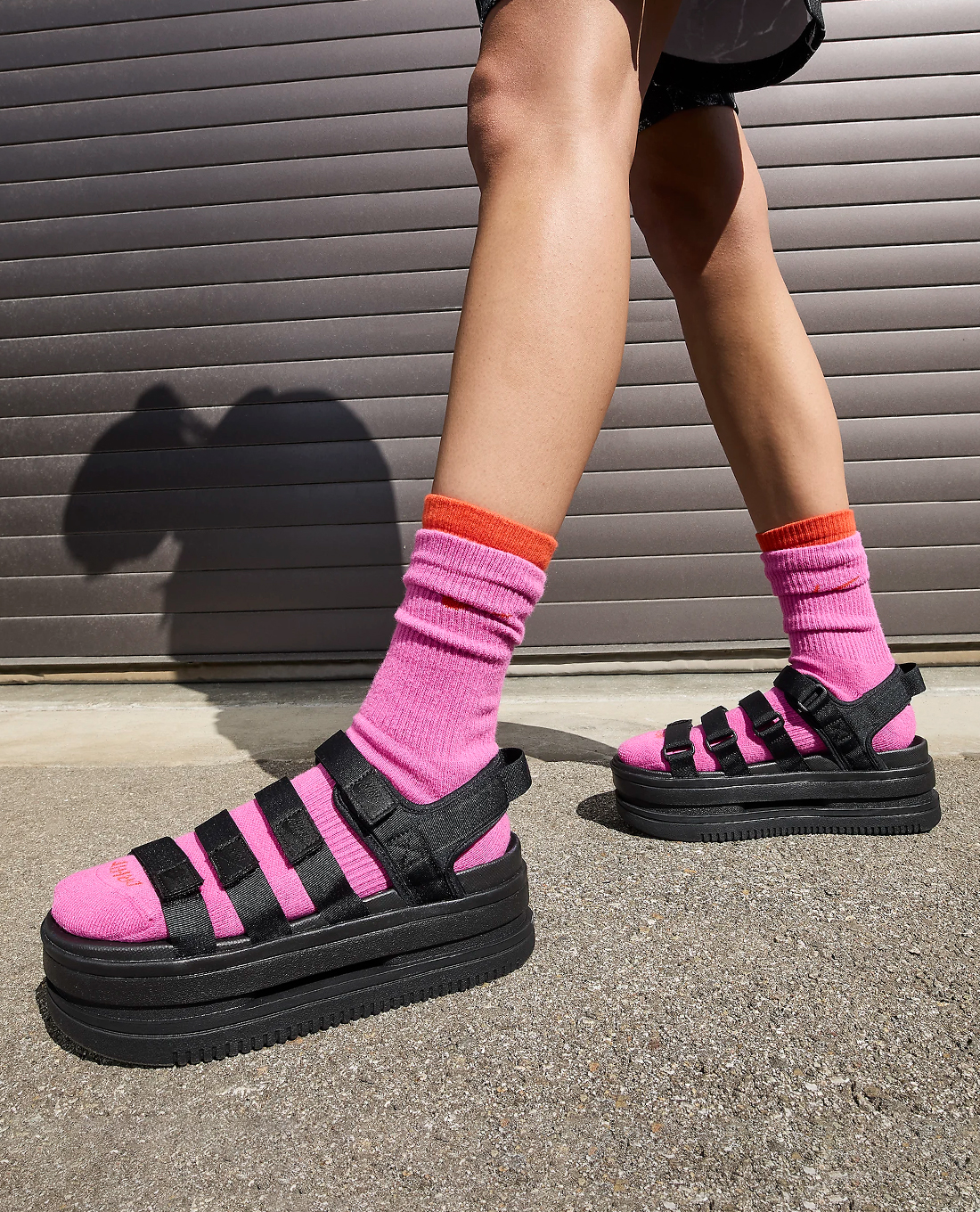 NIKE - Giày sandals nữ đế cao quai dán hiện đại