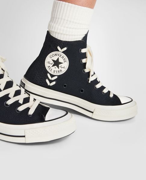 Chân váy xếp tầng mini phối với sneaker trắng