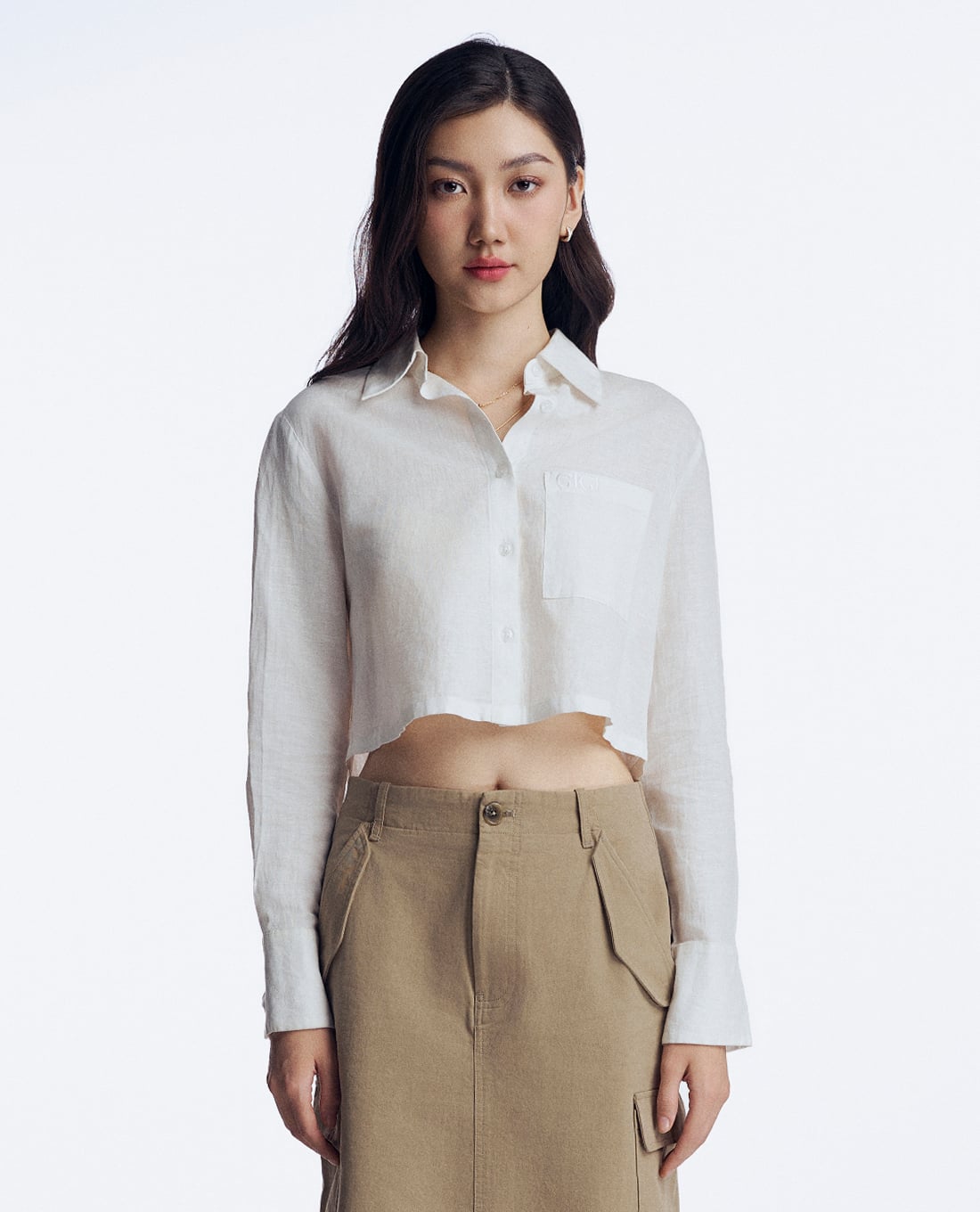GIGI - Áo sơ mi nữ croptop cổ bẻ tay dài phối logo thêu tinh tế