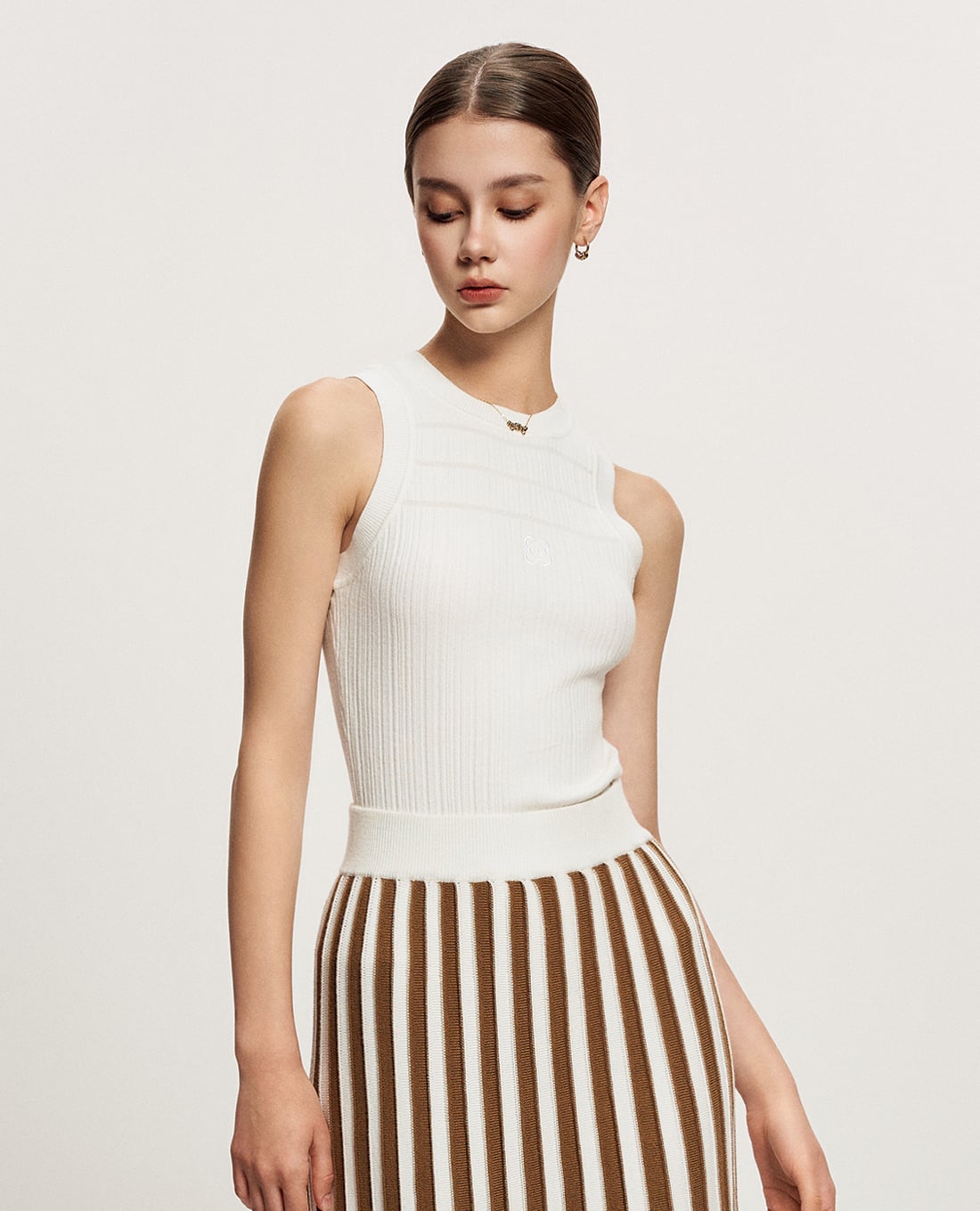 GIGI - Áo sát nách cổ tròn phom ôm thời thượng