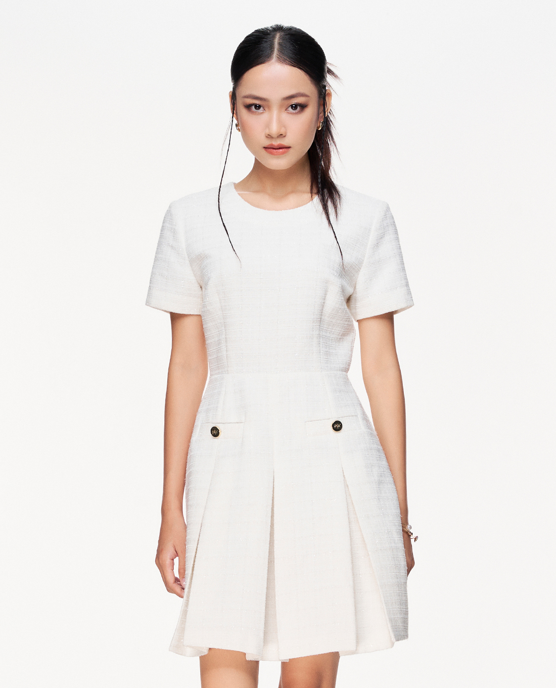 GIGI - Đầm xếp li mini cổ tròn tay ngắn trẻ trung