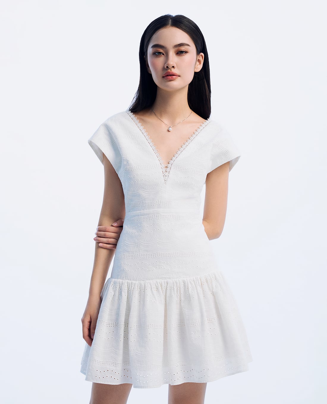 GIGI - Đầm xếp li mini cổ V tay ngắn hiện đại