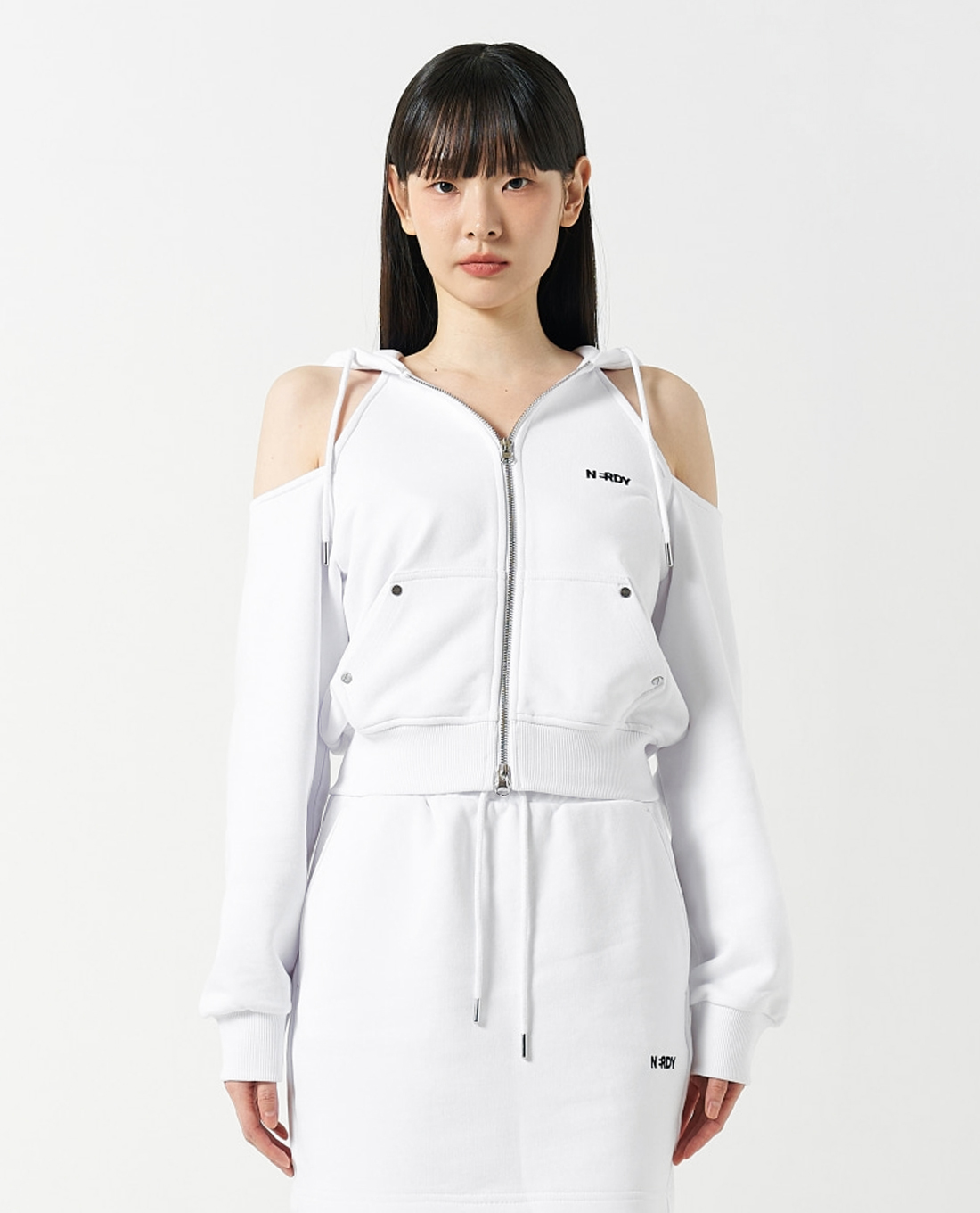 NERDY - Áo hoodie nữ tay dài phối zip Open Shoulder