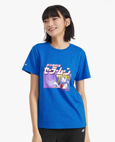  SKECHERS - Áo thun nữ phom suông ngắn tay Sailor Moon 
