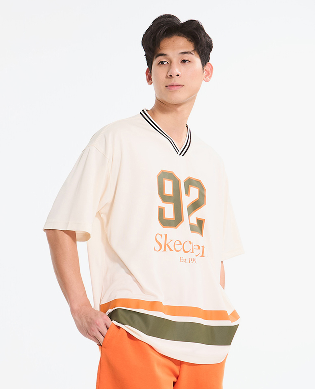 SKECHERS - Áo thun nam cổ V hiện đại