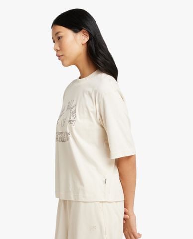  NEW BALANCE - Áo thun nữ cổ tròn tay ngắn Graphic Jersey 