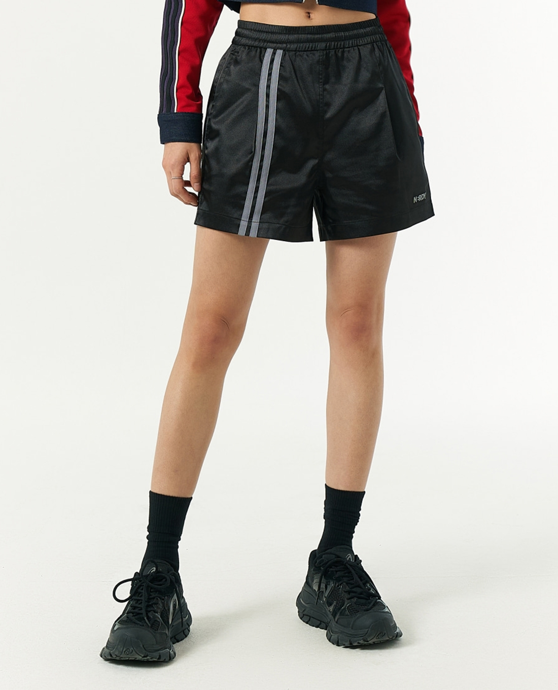 NERDY - Quần short nữ ống rộng lưng thun Glossy Track