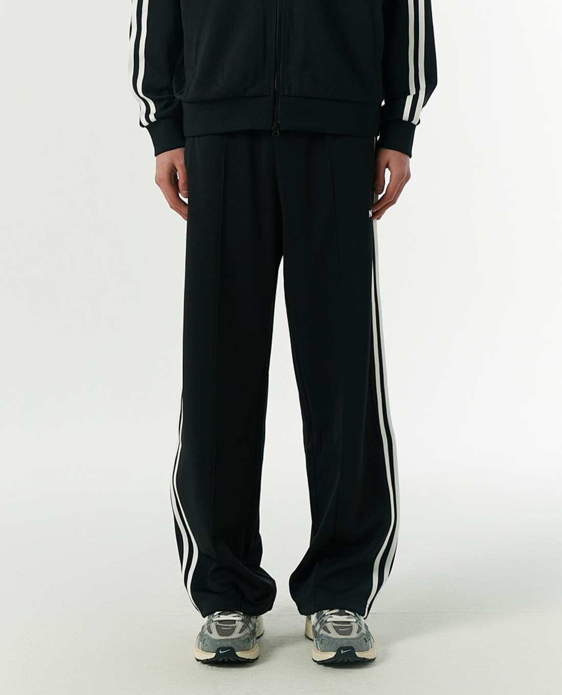 NERDY - Quần dài unisex ống rộng lưng thun Embroidered Logo NY Track