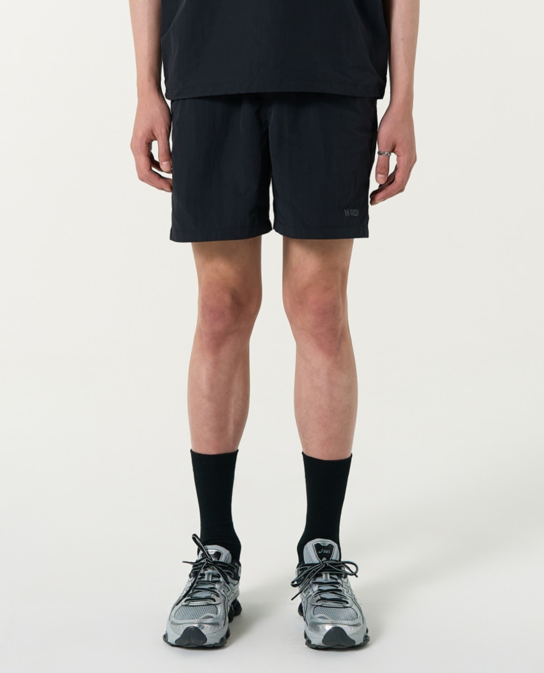 NERDY - Quần shorts unisex ống rộng lưng thun Woven Basic Half