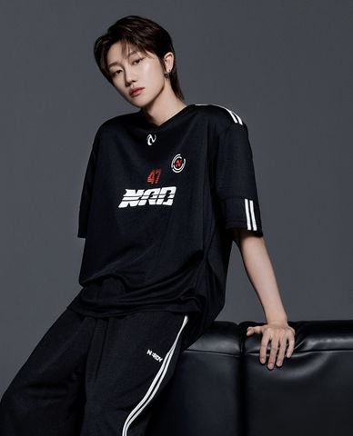  NERDY - Áo thun unisex cổ V tay ngắn Sporty Jersey 