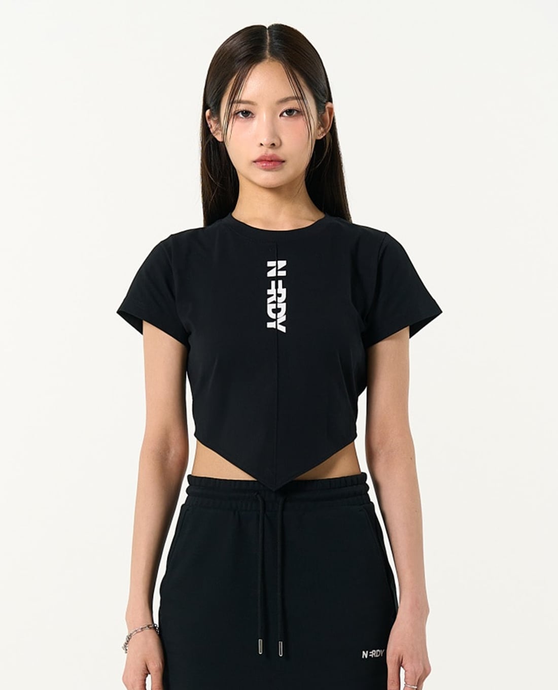 NERDY - Áo croptop nữ cổ tròn tay ngắn Scarf Point