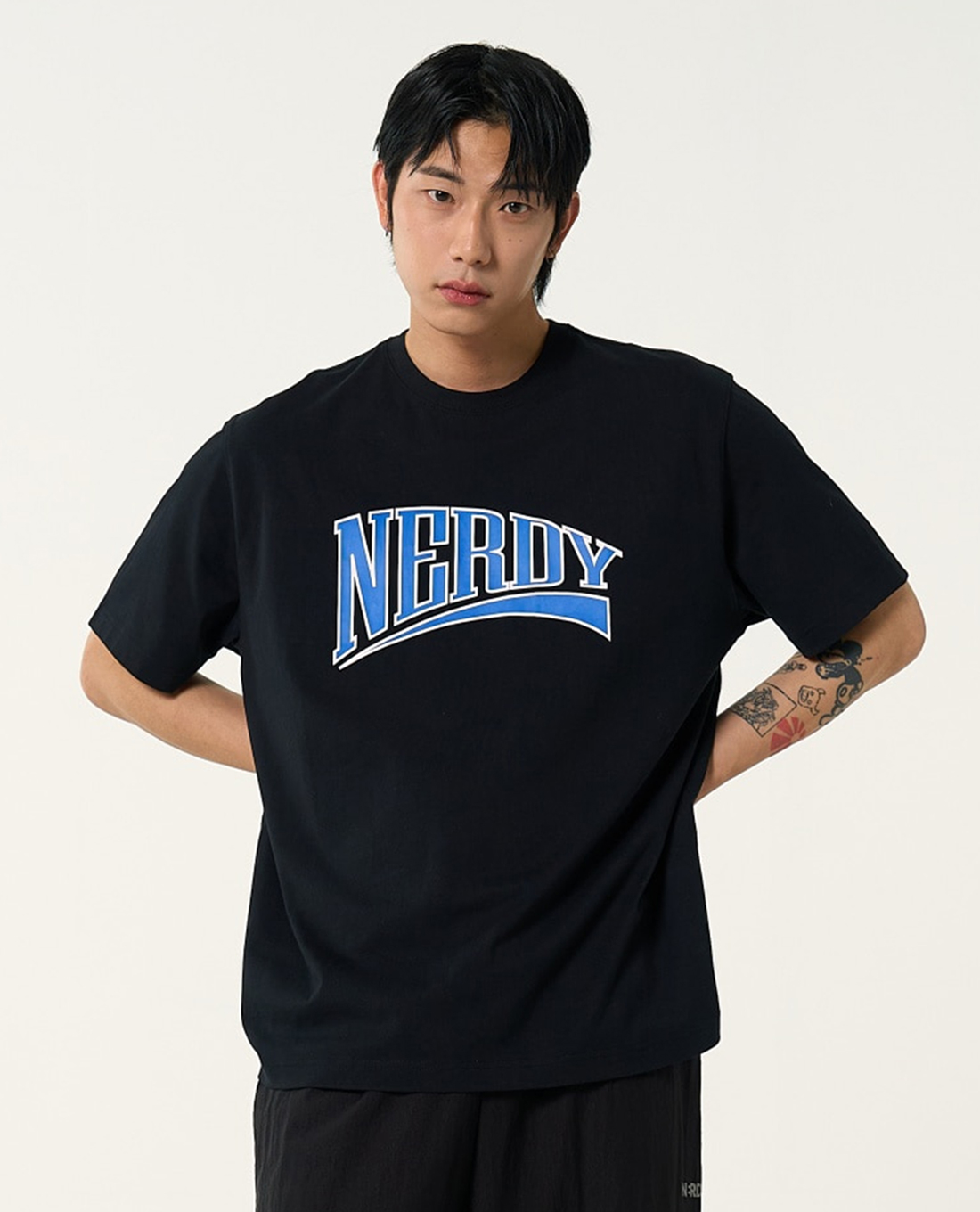 NERDY - Áo thun unisex cổ tròn tay ngắn Big Arch Logo