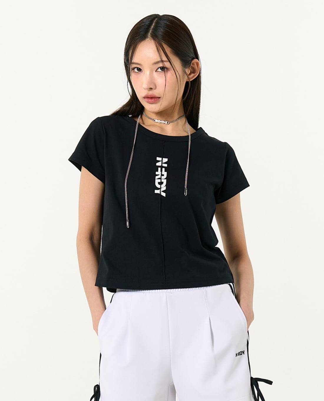 NERDY - Áo croptop nữ cổ tròn tay ngắn Vertical Blank Logo