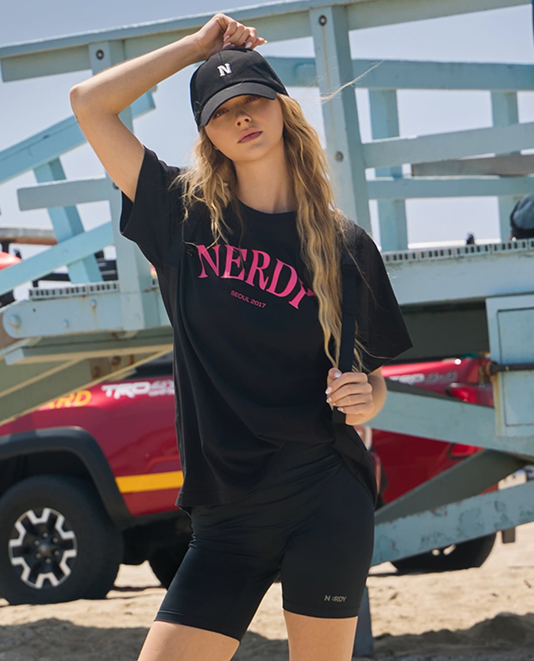 NERDY - Áo thun unisex cổ tròn tay ngắn Sheriff Arch Logo