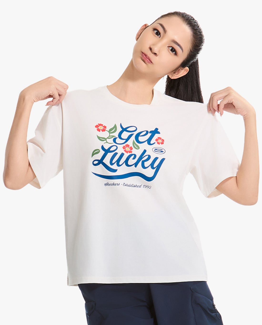 SKECHERS - Áo thun nữ cổ tròn tay ngắn CNY