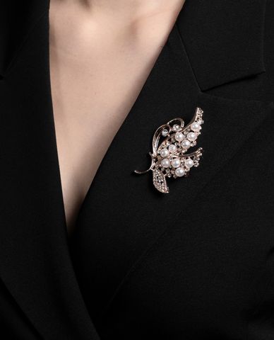  CECI - Khuy cài áo nữ cánh bướm đính ngọc trai sang trọng 