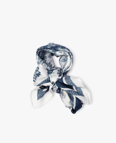  CECI - Khăn choàng dáng ngắn phối hoạ tiết nổi bật 