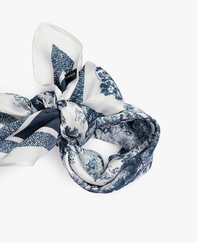  CECI - Khăn choàng dáng ngắn phối hoạ tiết nổi bật 