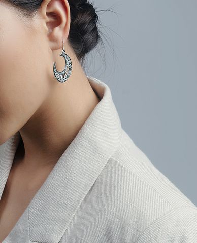  CECI - Khuyên tai nữ dáng thả hình trăng khuyết 