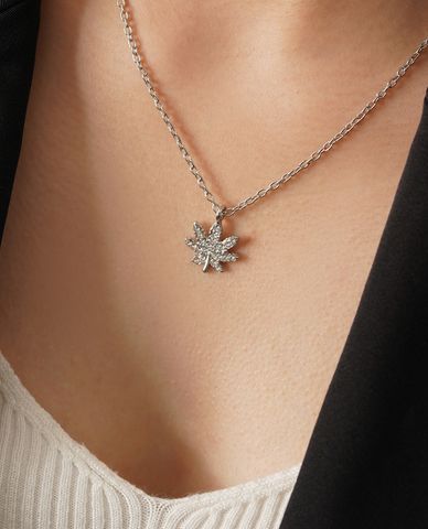  CECI - Vòng cổ nữ bản mảnh phối mặt lá phong đính đá lấp lánh 