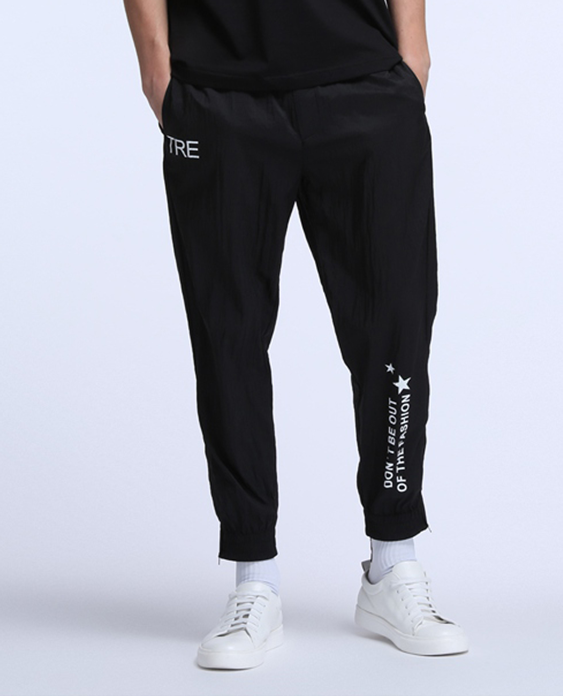 TRENDIANO - Quần Jogger nam ống bo thun phối khóa kéo in chữ