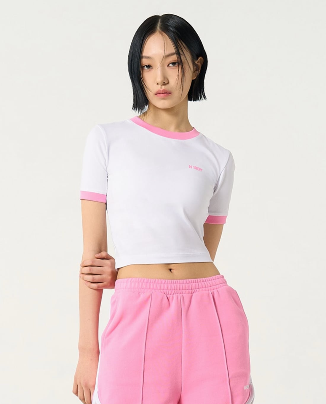 NERDY - Áo croptop nữ cổ tròn tay ngắn Blenk Logo Ringer
