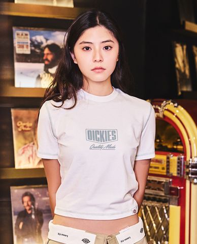  DICKIES - Áo croptop nữ cổ tròn tay ngắn trẻ trung 