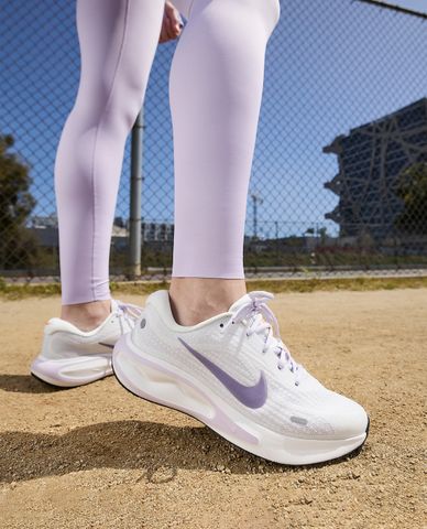  NIKE - Giày chạy bộ nữ phối logo nổi bật 