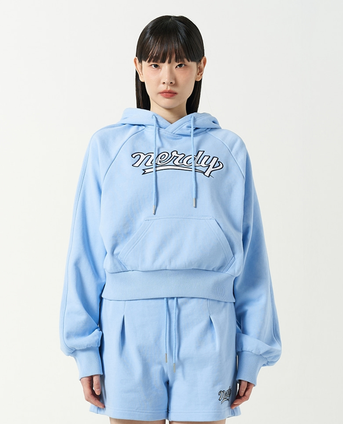 NERDY - Áo hoodie nữ phom croptop Cursive Logo