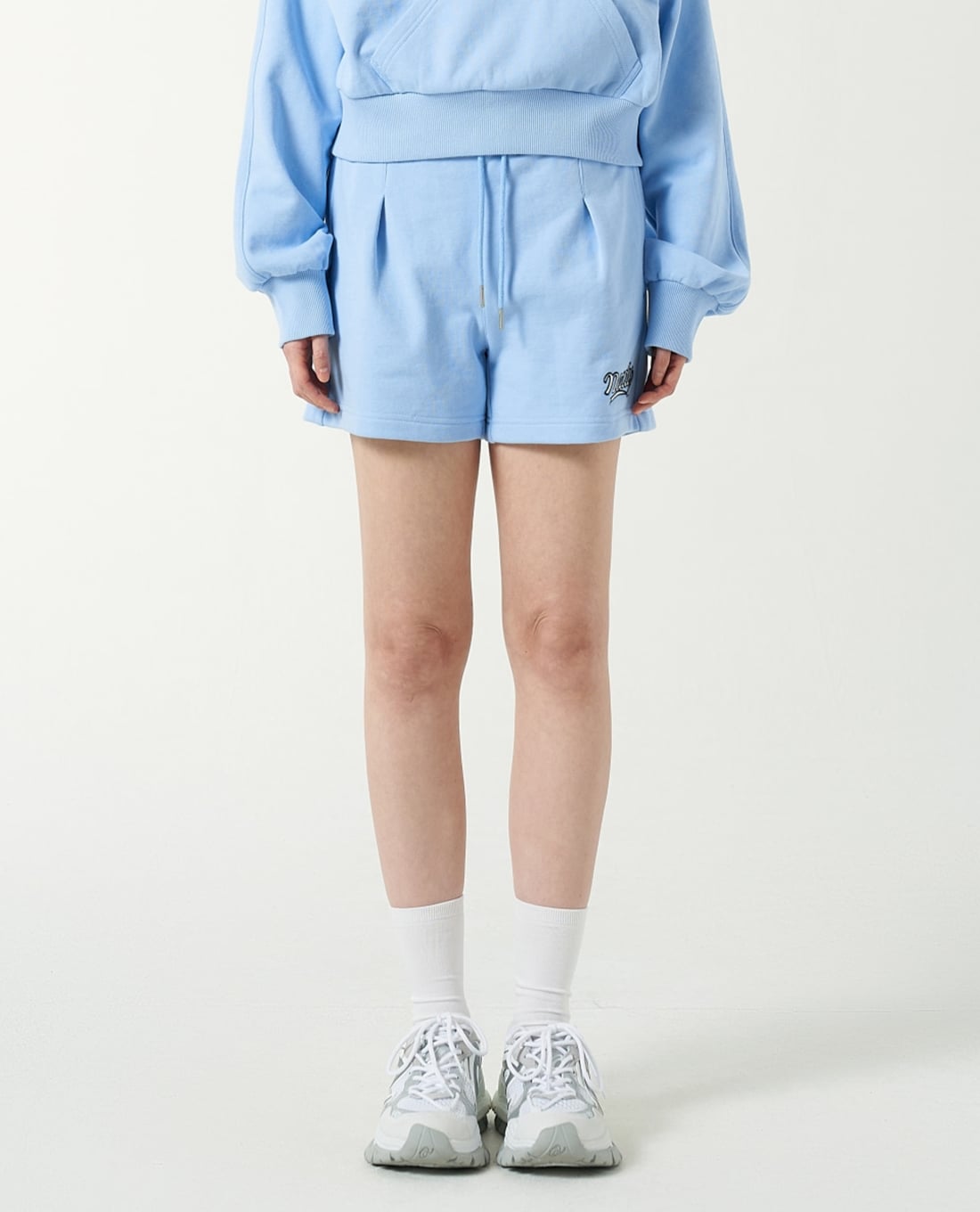 NERDY - Quần short nữ ống rộng lưng thun Cursive Logo