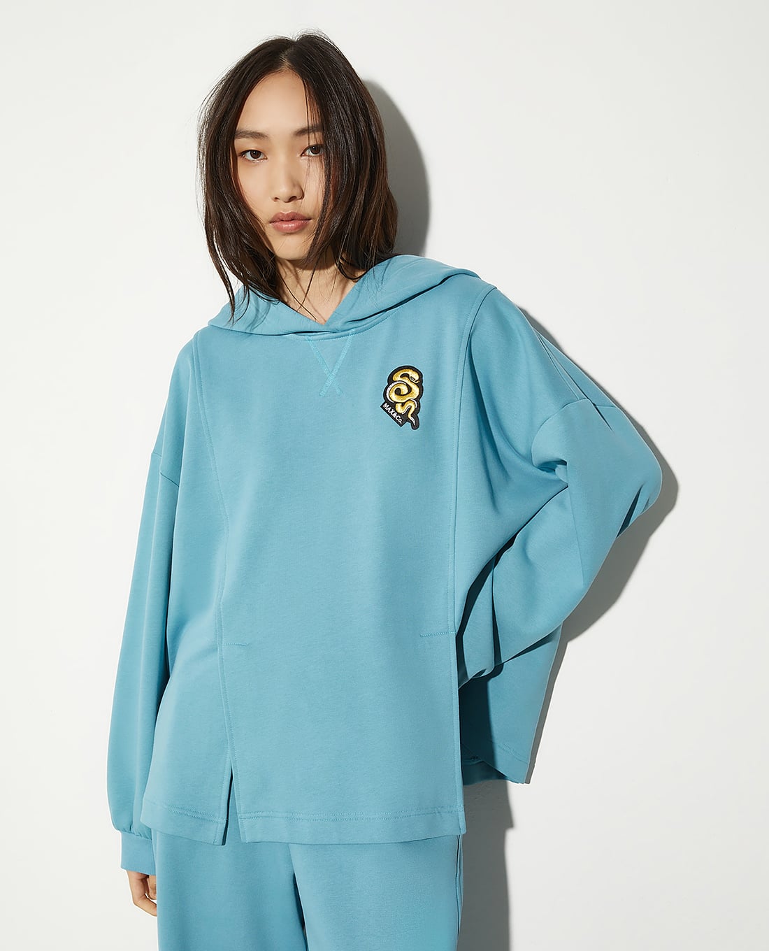 URBAN REVIVO - Áo hoodie nữ tay dài phối mũ trùm Citadel