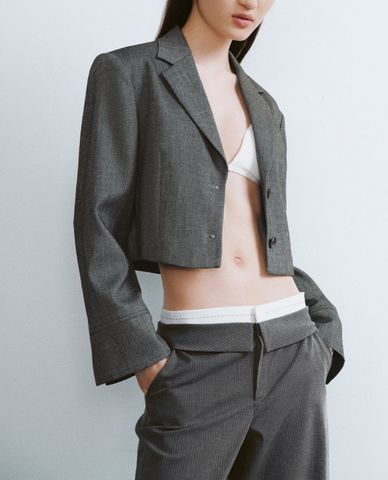  URBAN REVIVO - Áo khoác blazer nữ cổ V tay dài phom croptop 
