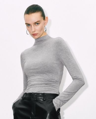  URBAN REVIVO - Áo thun nữ cổ cao tay dài phom ôm quyến rũ 