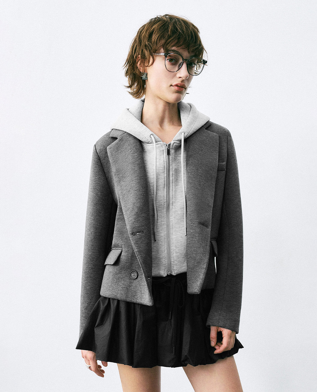 URBAN REVIVO - Áo khoác blazer nữ cổ V tay dài phối mũ hiện đại
