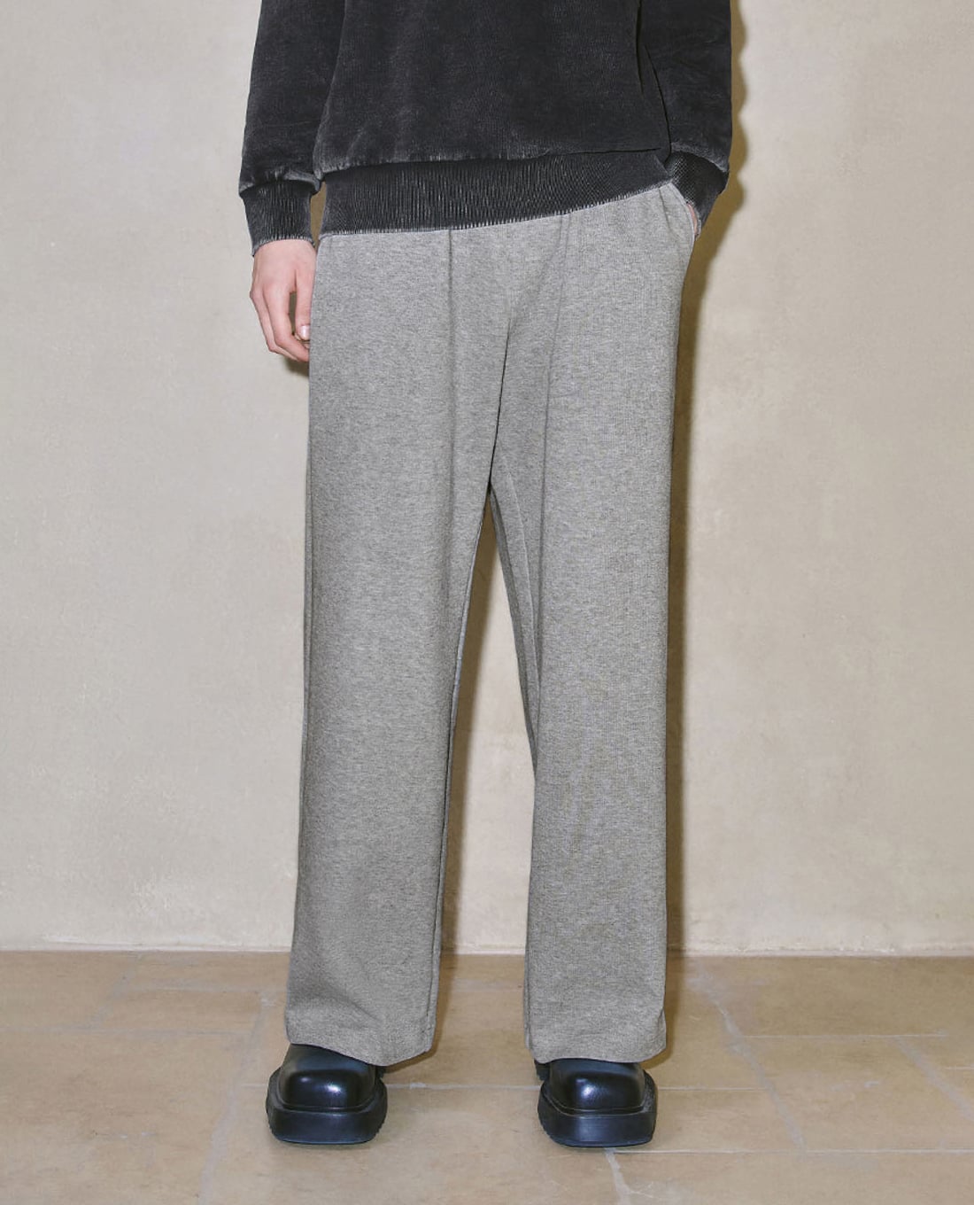 URBAN REVIVO - Quần nam ống rộng lưng thun cá tính