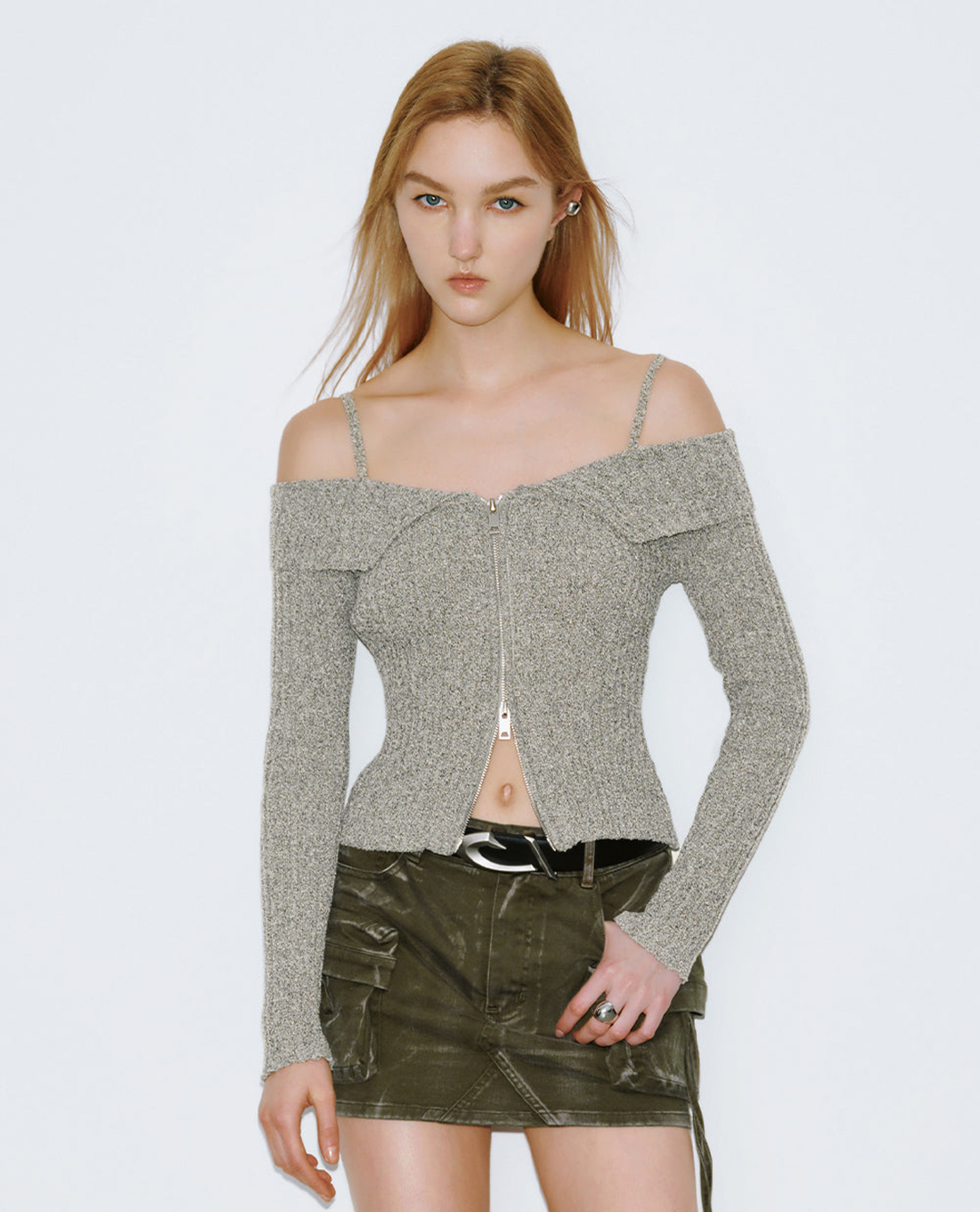 URBAN REVIVO - Áo trễ vai nữ dệt kim tay dài phối khoá zip